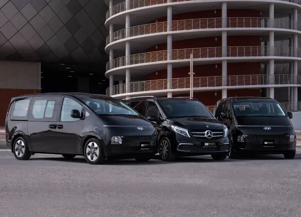 La flotte de vans Aéroparnasse : Hyundai Staria et Mercedes Classe V, des vans premium noirs pour les transferts sécurisés entre l’aéroport Roissy CDG et Paris.
