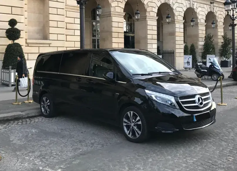 Mercedes Classe V noire devant un immeuble parisien, van VIP de la flotte Aéroparnasse pour les navettes Roissy CDG ↔ Paris.